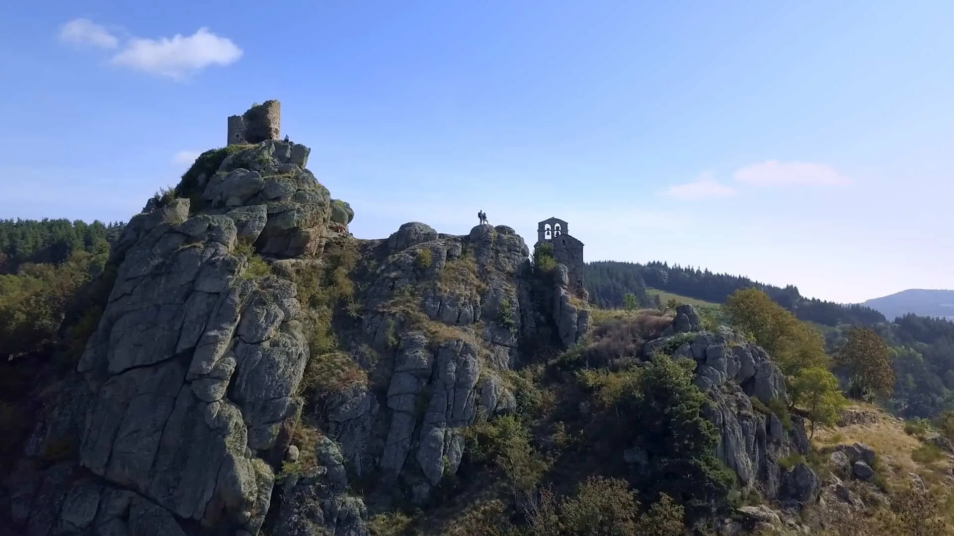 Survol d'un éperon rocheux et de sa chapelle, film touristique Auvergne-Rhône-Alpes