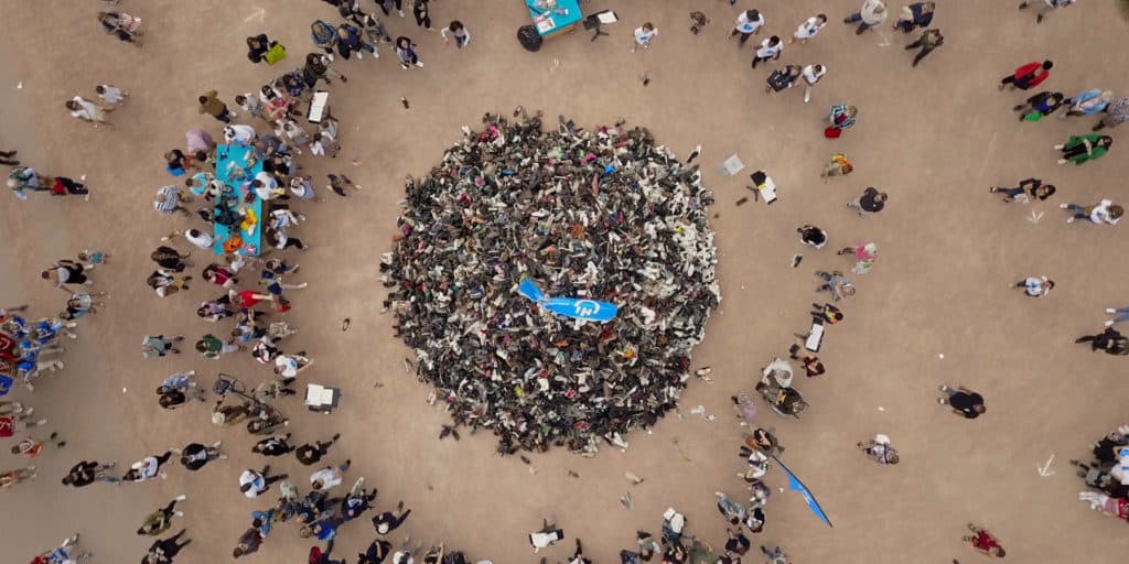 Plan zénithal d'un rassemblement pour handicap International, prise de vue drone