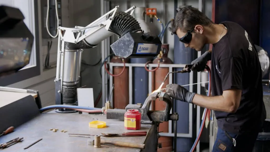 Soudeur au travail sous un bras d’aspiration, film institutionnel ENGMAR