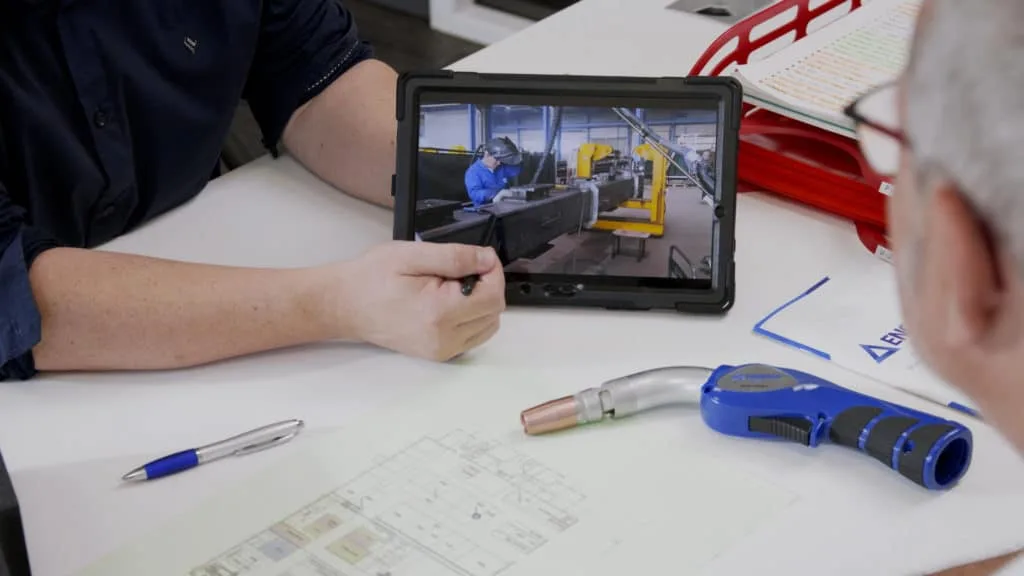 Bureau d’études d’ENGMAR : une torche de soudage posée sur un plan d’atelier, près d’une tablette