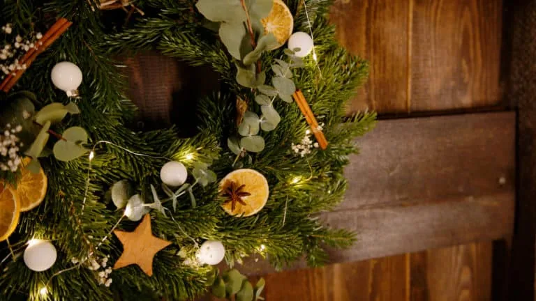 Couronne de Noël décorée d’oranges séchées et d’une guirlande lumineuse, tuto botanic