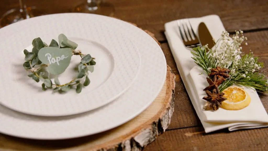 Marque-place en eucalyptus sur une assiette blanche, tuto déco de table botanic