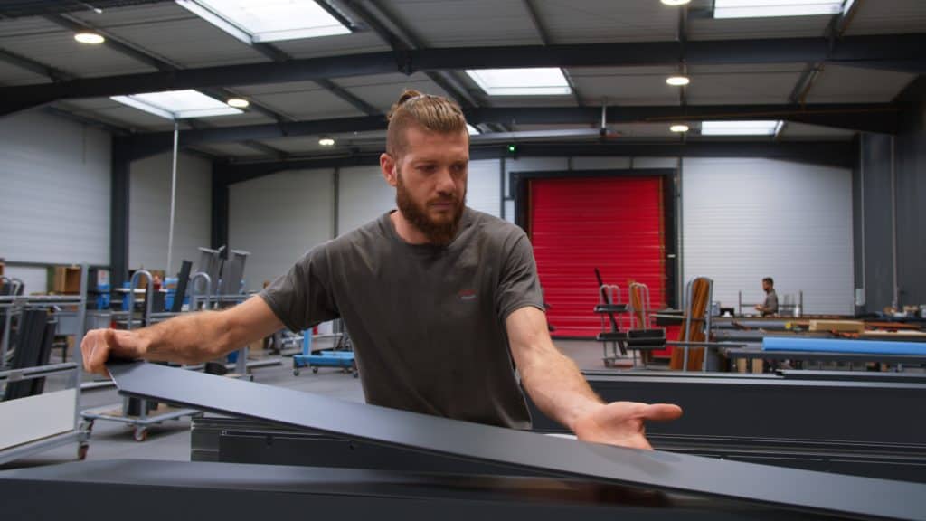 Assemblage d’un profilé aluminium dans l’atelier CEBEL