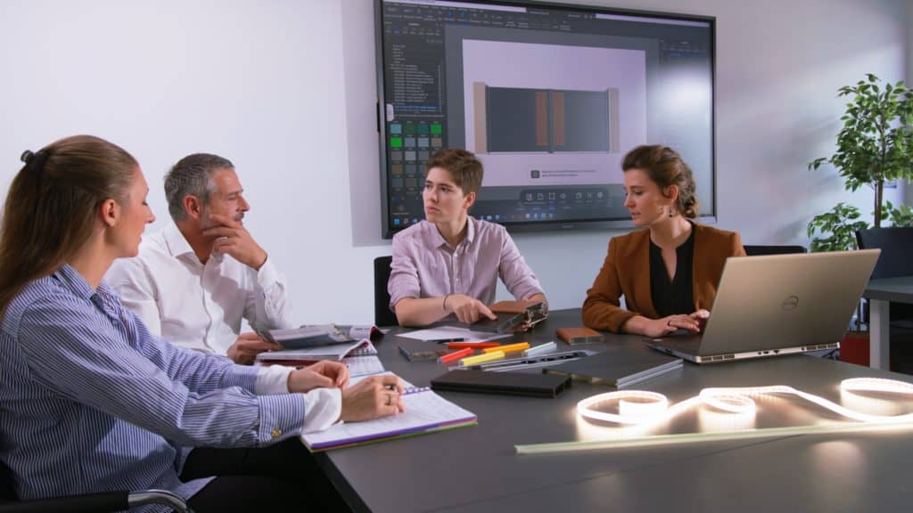Réunion au bureau d’études de CEBEL autour d’un plan à l’écran, film d’entreprise