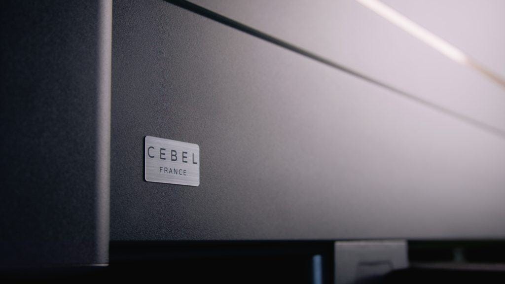 Plaque « CEBEL France » sur un portail aluminium
