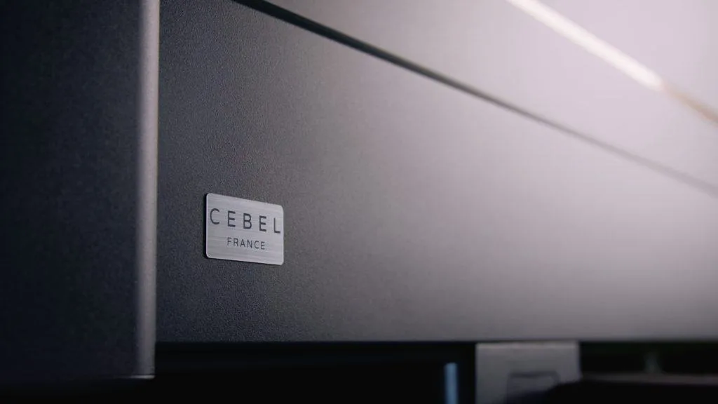 Plaque « CEBEL France » sur un portail aluminium
