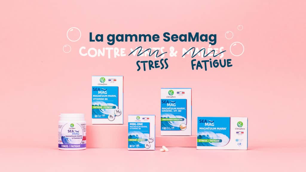 Boîtes Seamag sur fond rose, texte « La gamme SeaMag contre stress et fatigue », spot en papier découpé