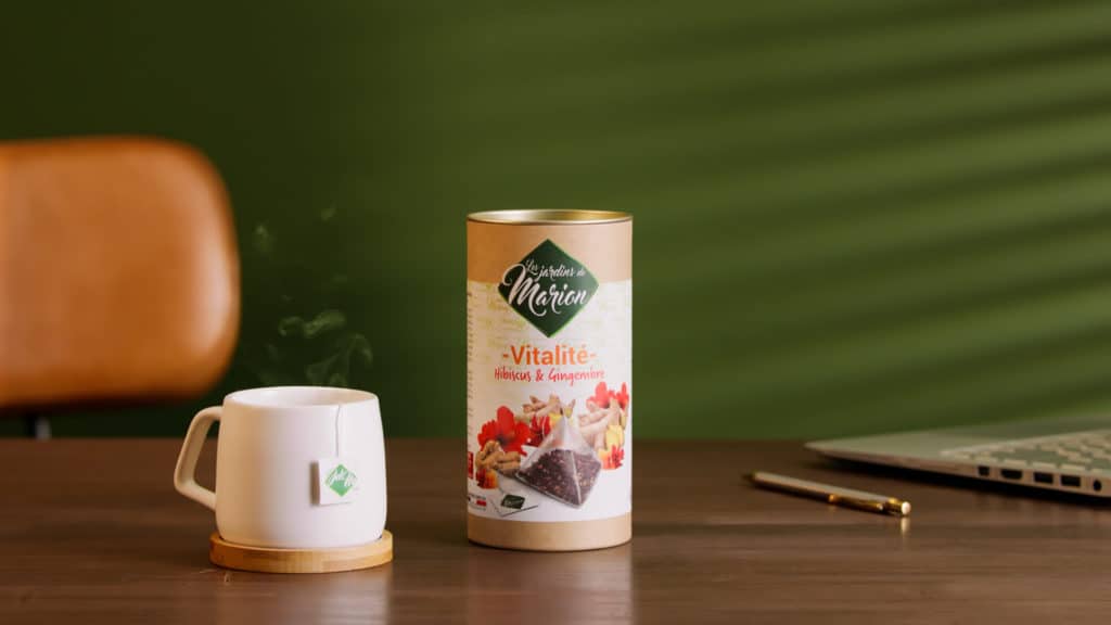 Infusion Vitalité Les Jardins de Marion sur un bureau, spot TV