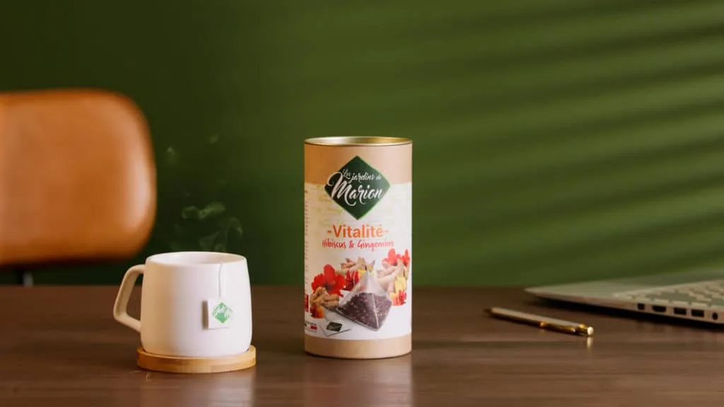 Infusion Vitalité Les Jardins de Marion sur un bureau, spot TV