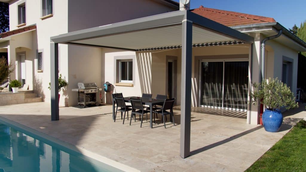 Pergola aluminium CEBEL au bord d’une piscine, spot TV réalisé par Pioucube