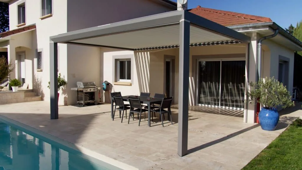 Pergola aluminium CEBEL au bord d’une piscine, spot TV réalisé par Pioucube