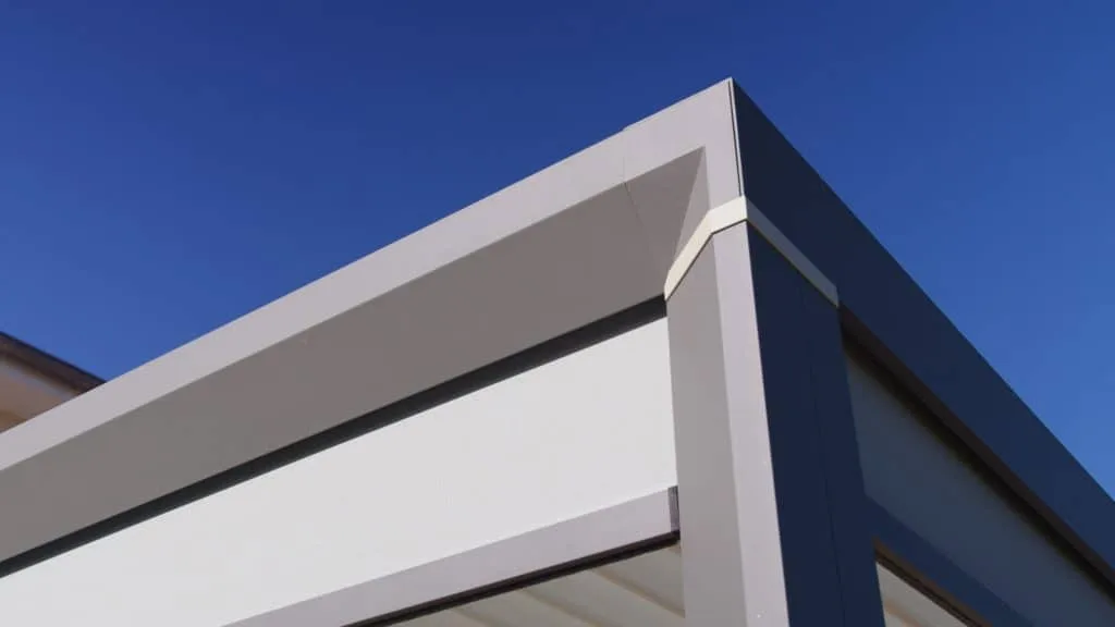 Angle d’une pergola aluminium CEBEL sur ciel bleu, spot TV