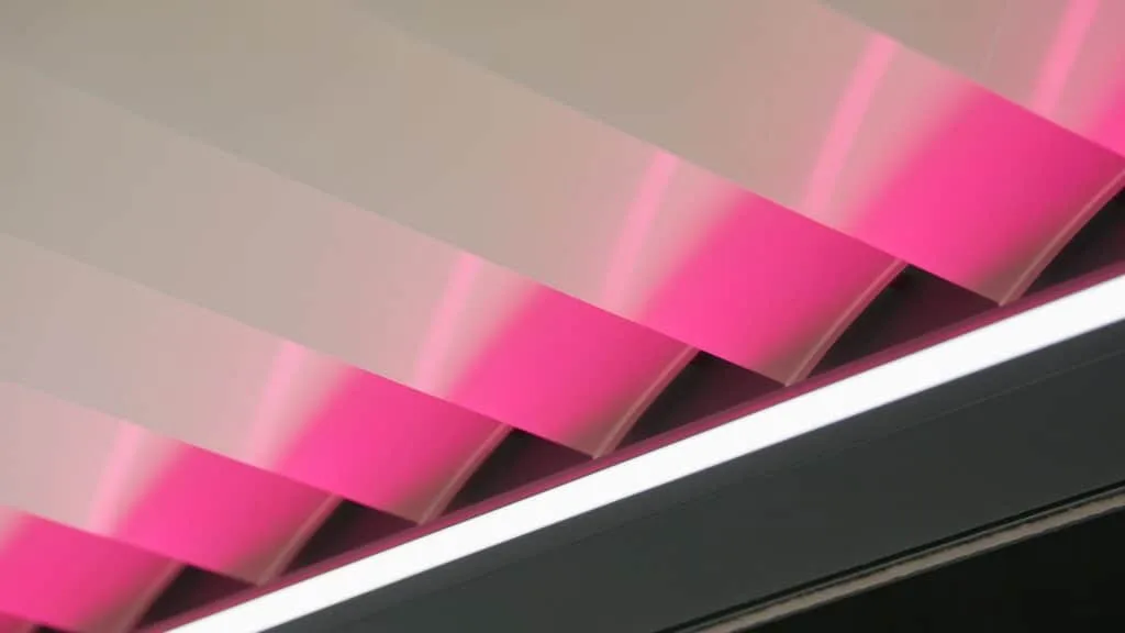 Lames d’une pergola CEBEL éclairées en rose, spot TV