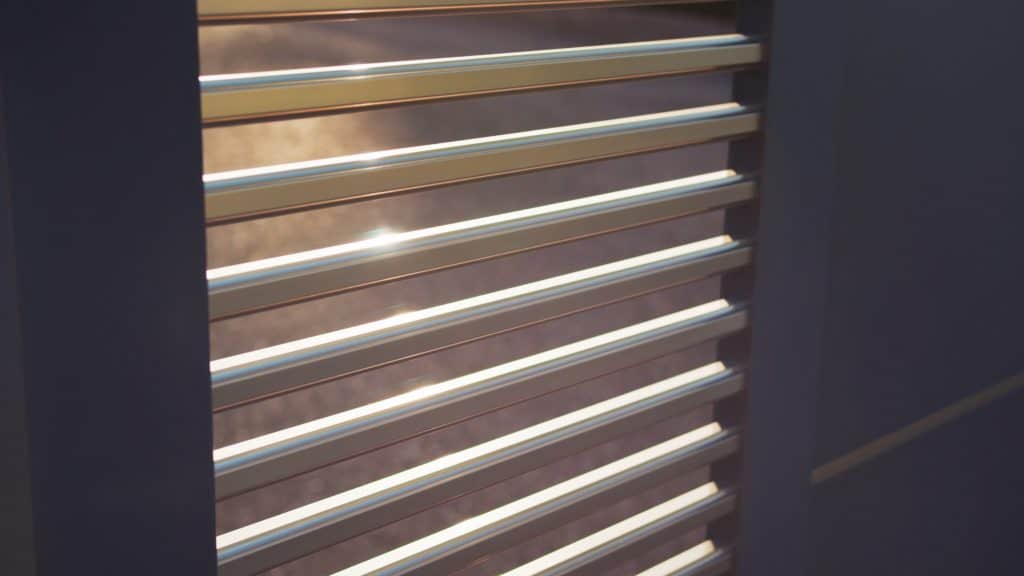 Lames d’un portail aluminium CEBEL en gros plan, spot TV