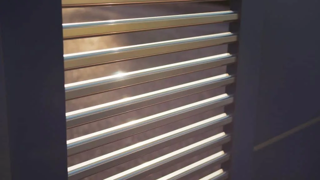 Lames d’un portail aluminium CEBEL en gros plan, spot TV