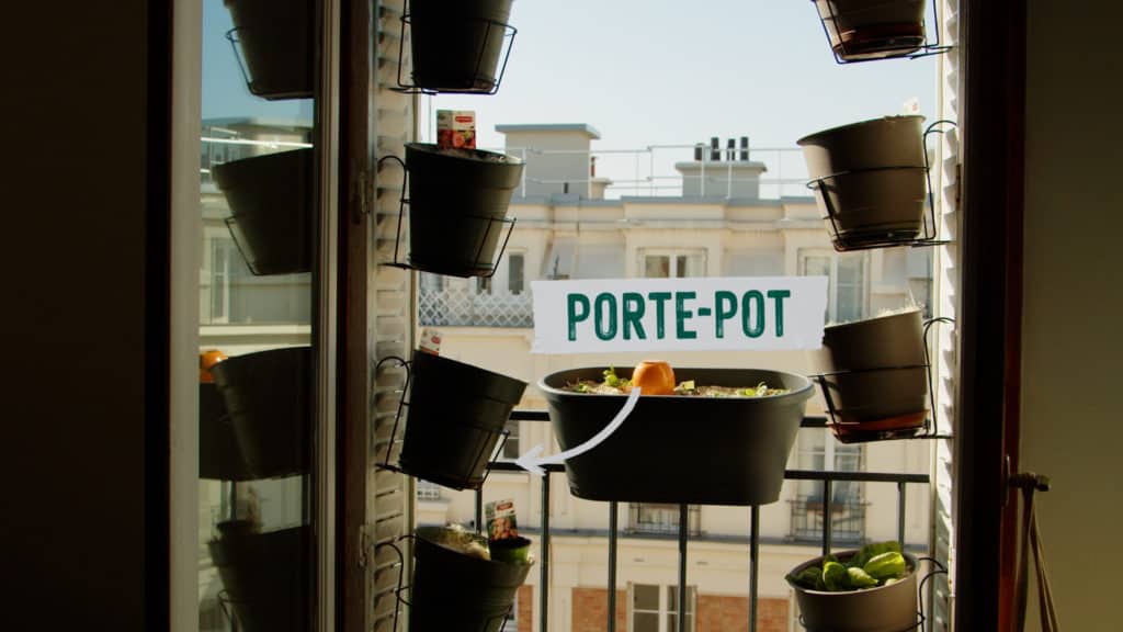 Porte-pots accrochés au garde-corps d’un balcon, étiquette « porte-pot » à l’écran