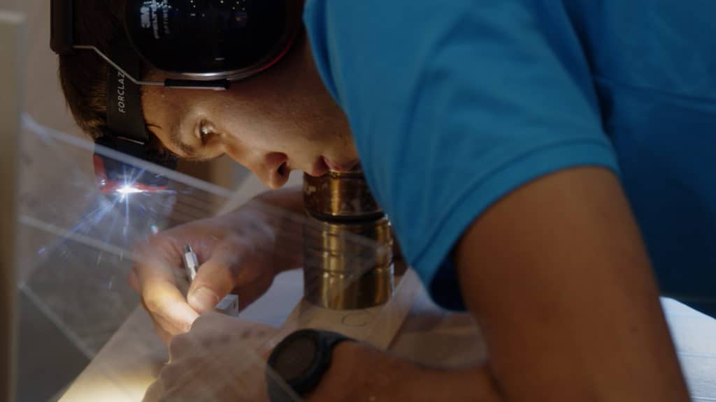 Compétiteur à la lampe frontale traçant un repère au crayon, WorldSkills France 2023