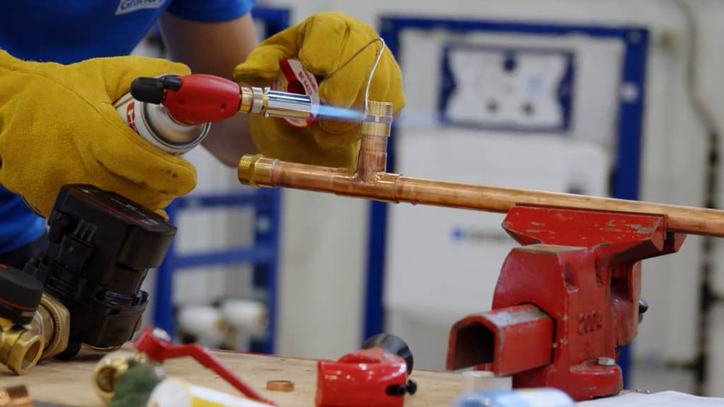 Brasage d’un tube de cuivre au chalumeau, épreuve de WorldSkills France 2023