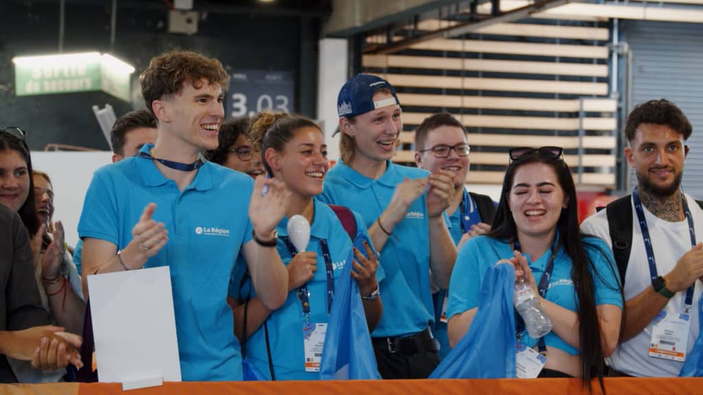 Jeunes en tee-shirt bleu qui applaudissent au bord d’une épreuve, WorldSkills France 2023 à Eurexpo Lyon