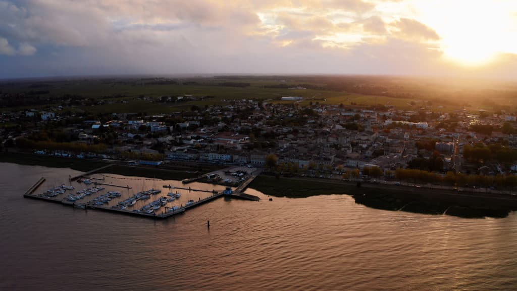 Vue aérienne au drone du port de Pauillac et de l’estuaire de la Gironde au coucher du soleil