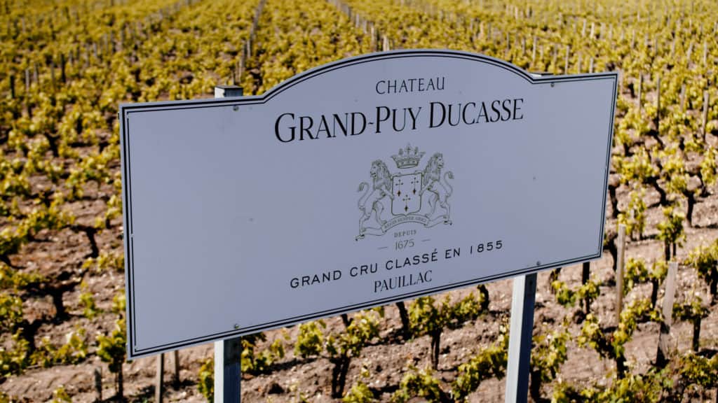 Panneau d’entrée du Château Grand-Puy Ducasse, Grand Cru Classé en 1855, devant les rangs de vigne à Pauillac