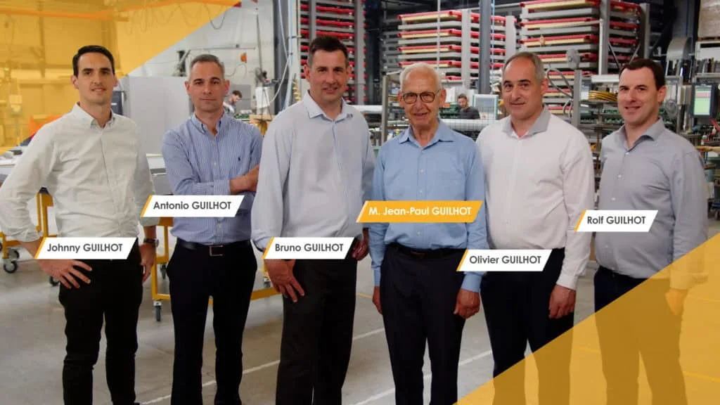 La famille Guilhot réunie dans l’usine Doortal, chacun présenté par son nom, film des 30 ans