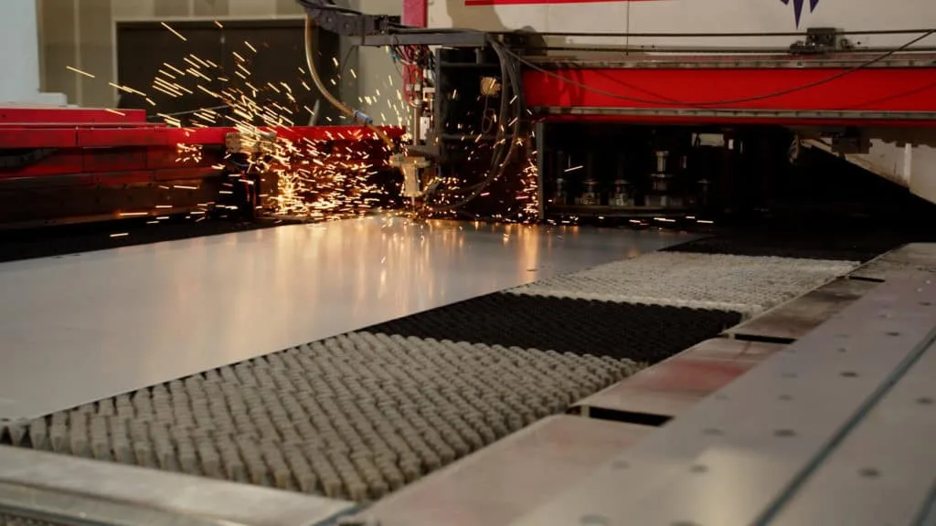 Découpe laser et gerbe d’étincelles dans l’usine Doortal