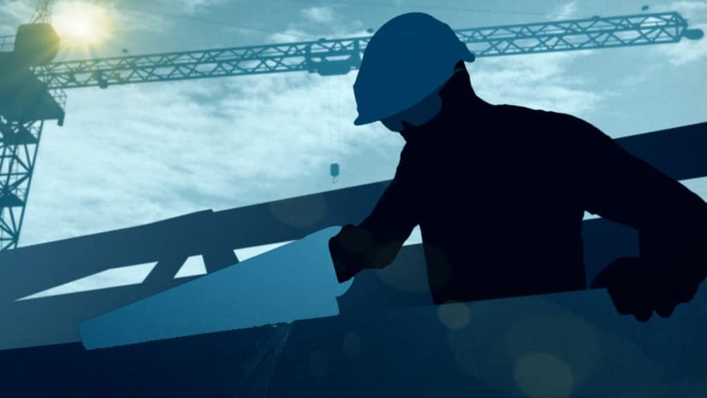 Silhouette d’ouvrier sciant une planche devant une grue, campagne de prévention FFB