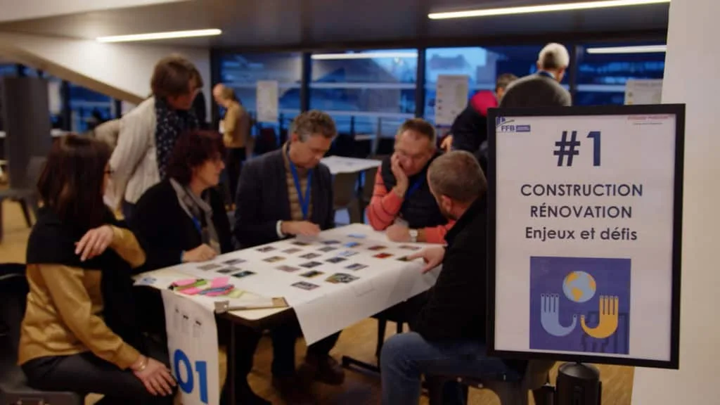 Atelier « Construction rénovation : enjeux et défis » pendant l’événement FFB, participants autour d’une table