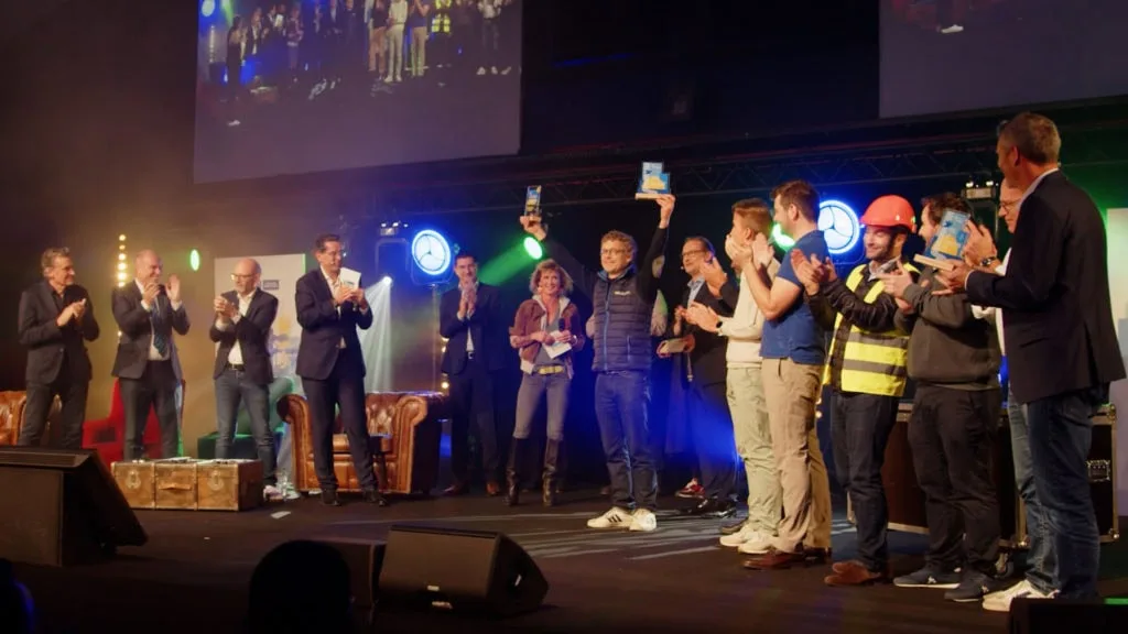 Lauréats applaudis sur scène pendant la remise des trophées de l’événement FFB à Lyon