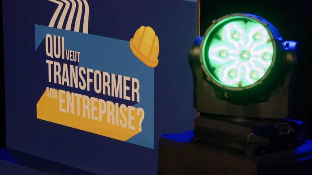 Kakémono « Qui veut transformer son entreprise ? » et projecteur de scène, habillage de l’événement FFB