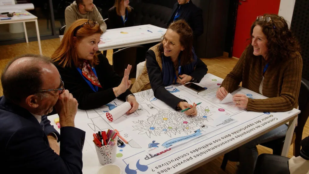 Participants en atelier autour d’une fresque OPPBTP sur les contraintes environnementales, événement FFB
