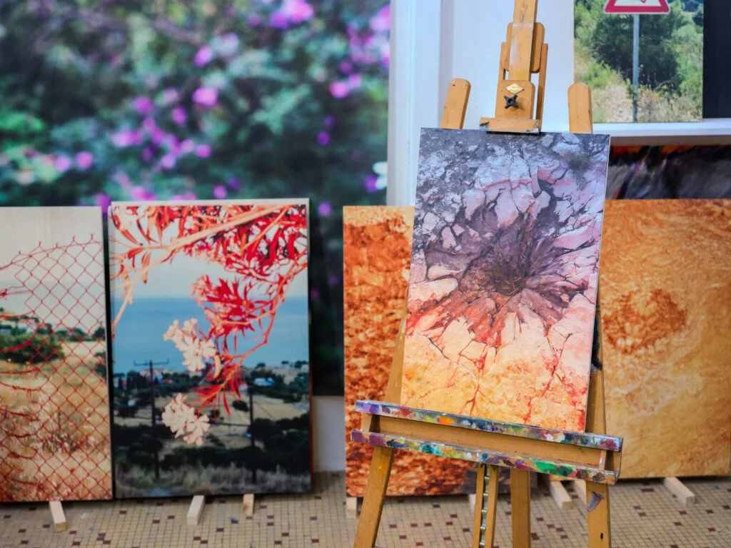 Œuvres, matières et atelier dans le cadre d’un portrait vidéo d’artiste