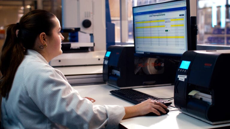 Technicienne ResMed enregistrant une commande d'orthèse Narval CC en laboratoire