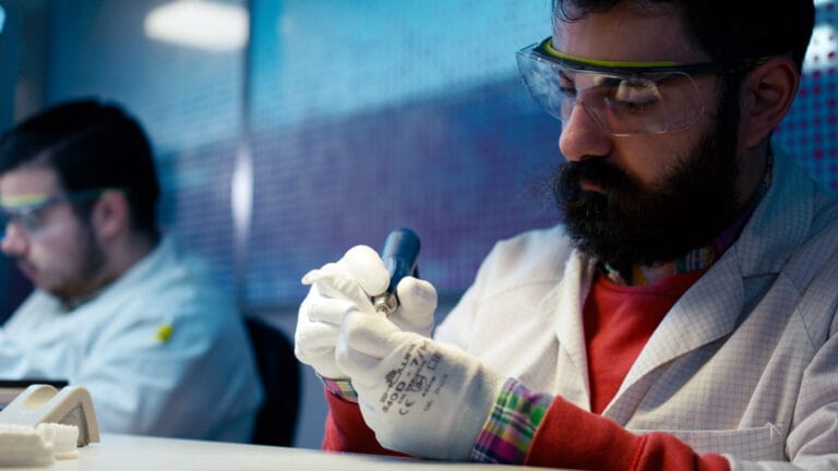 Technicien ResMed retouchant une orthèse Narval CC au micromoteur
