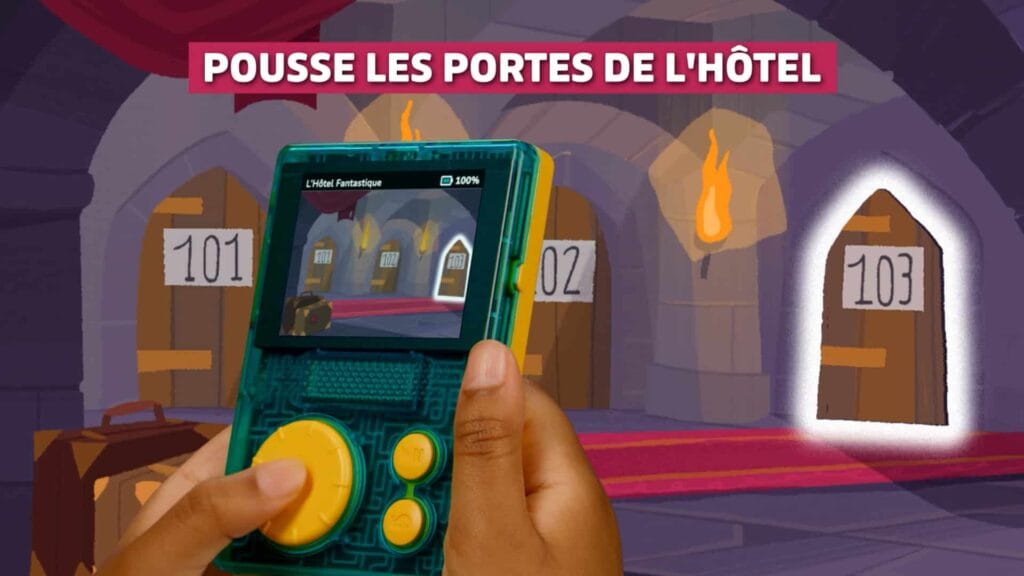 Mains tenant le baladeur FLAM devant les portes d’un hôtel illustré, teaser Lunii L’Hôtel Fantastique