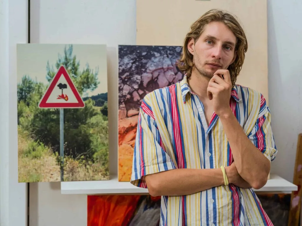 Lucas Zambon devant ses tirages photo dans l’atelier, portrait Allow.art