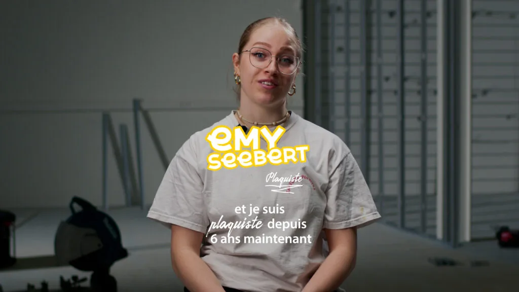 Emy Seebert, plâtrière, face caméra sur un chantier — websérie Destins BTP