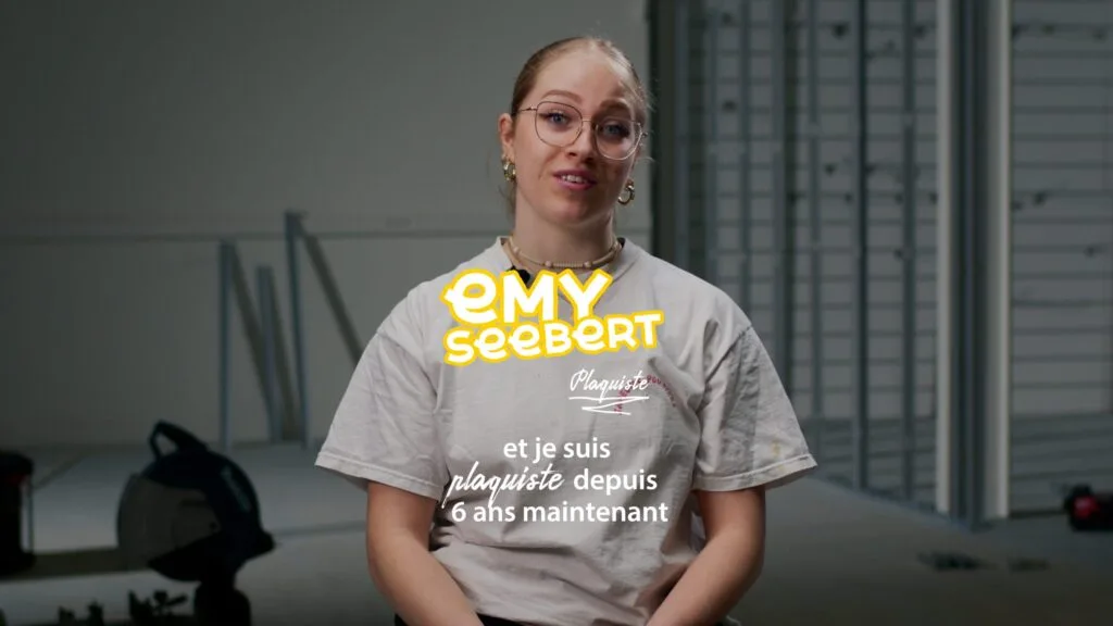Emy Seebert, plaquiste depuis six ans, en interview face caméra dans l'atelier, websérie BTP CFA AURA