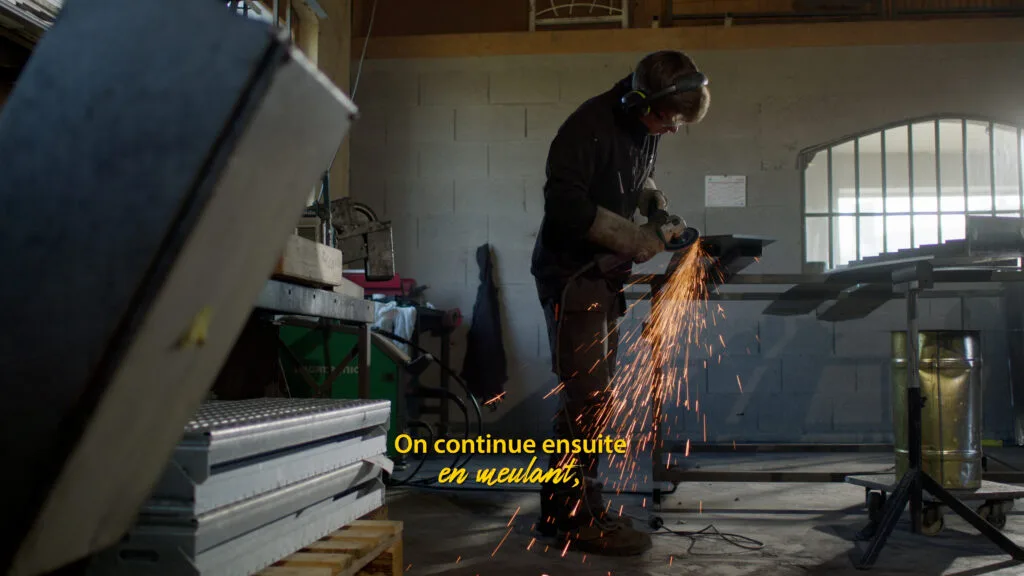 Meulage d'une pièce métallique, gerbe d'étincelles — atelier de métallerie