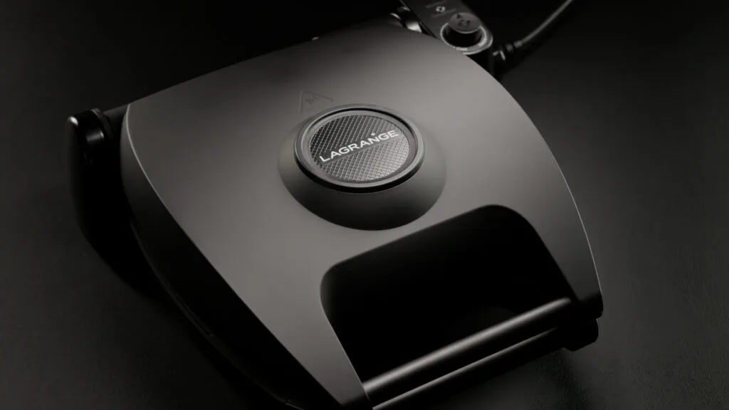 Couvercle noir mat et logo texturé du gaufrier Premium Gaufres II de Lagrange