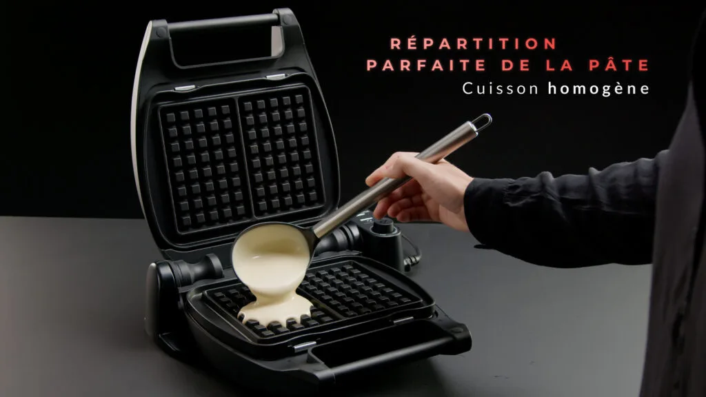Pâte à gaufre versée à la louche sur la plaque du gaufrier Lagrange Premium Gaufres II